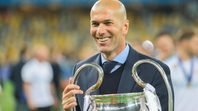 Zidane posa con il trofeo della UEFA Champions League 2017-2018, la terza consecutiva vinta da allenatore.