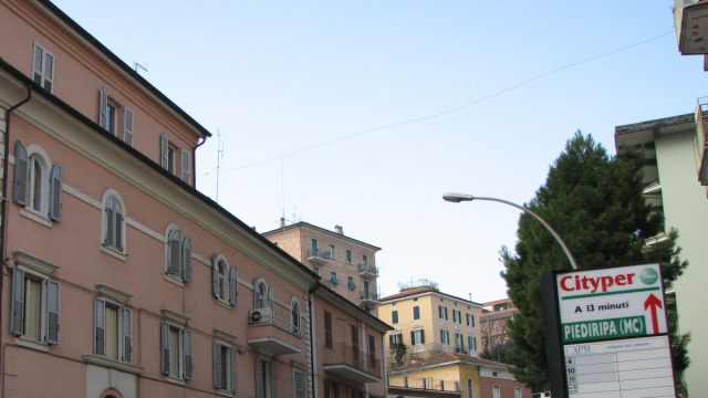 File:Via Roma Macerata Italy 2010 g.jpg - Wikimedia Commons &copy; Creative Commons