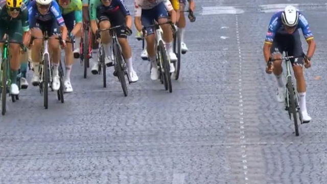 L'arrivo della tappa di Parigi del Tour de France - &copy; Screenshot Eurosport