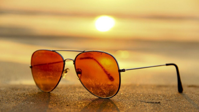 Occhiali da sole al tramonto (&copy;pixabay.com)