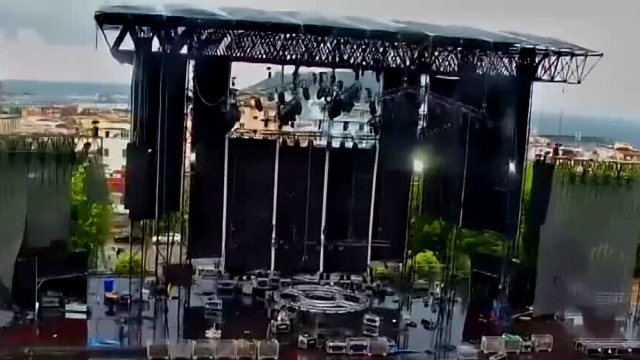 Crolla per il vento il palco per i concerti nell'ex Base Nato di ... &copy; Creative Commons
