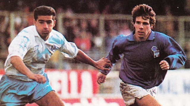 Gianfranco Zola in maglia azzurra.