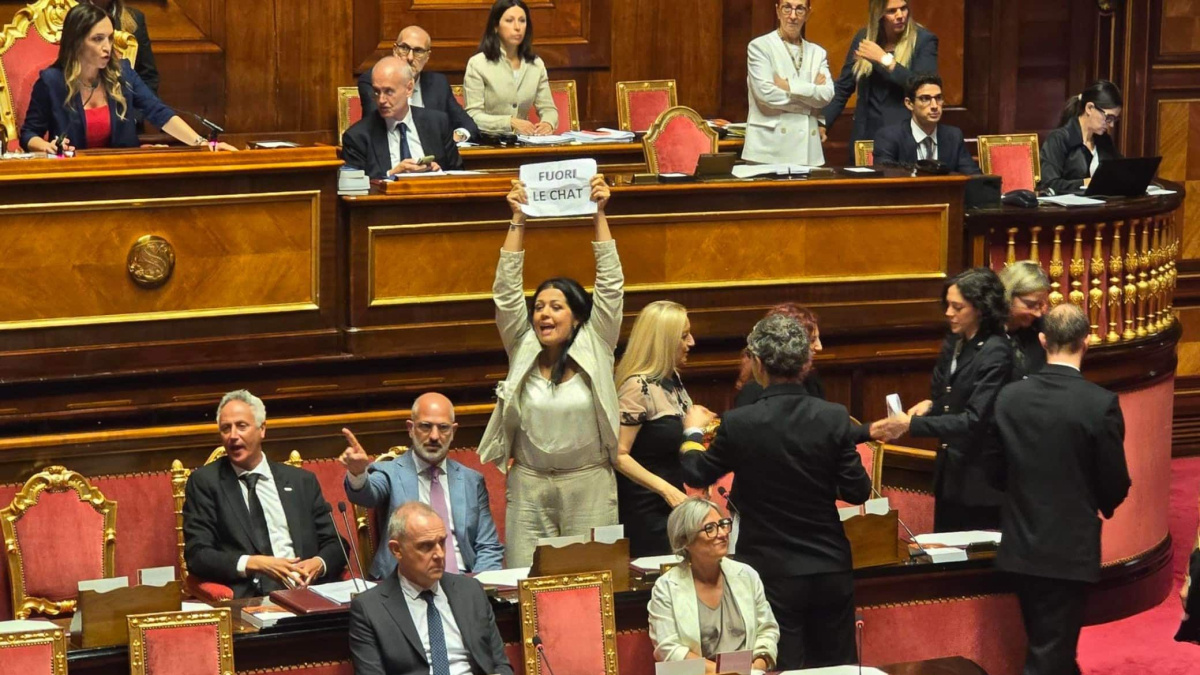 chat-delmastro-caroccia-voto-rinviato-la-decisione-alla-giunta-della