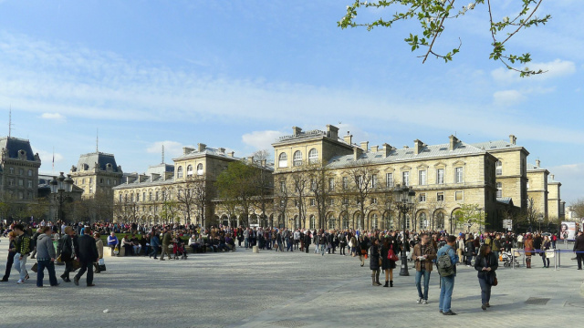 H&ocirc;tel-Dieu (Parigi) - Wikipedia &copy; Creative Commons