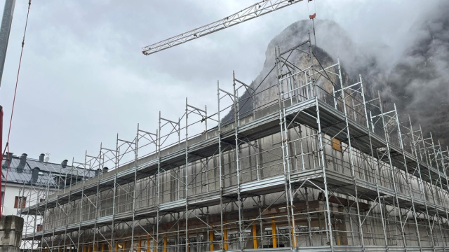 Cade per sette metri mentre lavora al cantiere delle scuole di ... &copy; Creative Commons