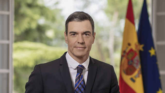 File:Foto oficial del presidente del Gobierno Pedro S&aacute;nchez 2023 ... &copy; Creative Commons