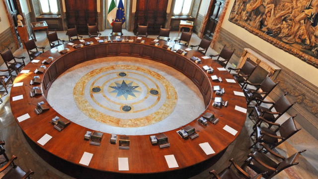 File:Sala del Consiglio dei Ministri (Palazzo Chigi, Roma).jpg ... &copy; Creative Commons