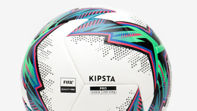 Pallone calcio PRO BALL FIFA QUALITY PRO taglia 5 bianco  Decathlon &copy; Creative Commons