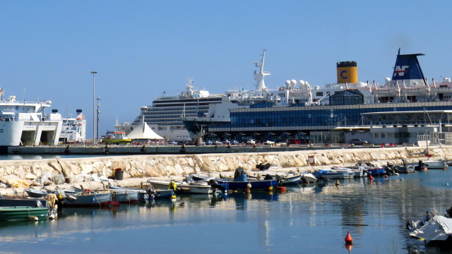 Porto di Bari - Wikipedia &copy; Creative Commons
