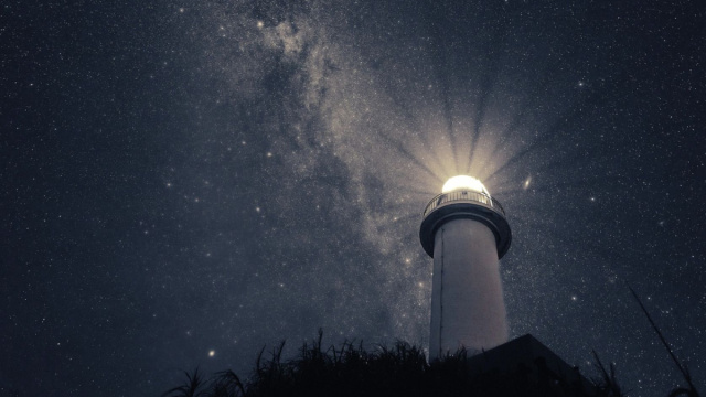 Un faro che illumina il cielo notturno - pixabay.com