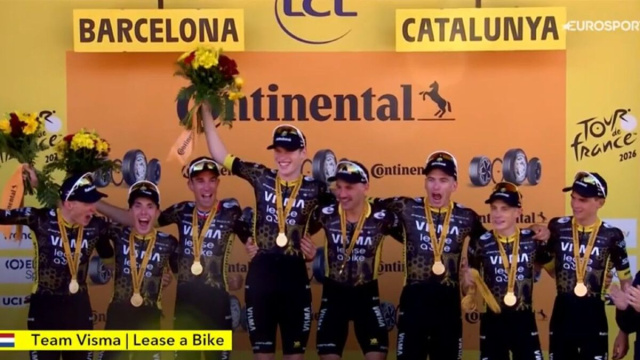 La Visma sul podio di Barcellona - &copy; Screenshot Eurosport