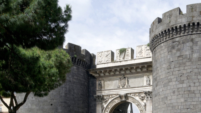 PORTA CAPUANA DI GIULIANO DA MAIANO  I Luoghi del Cuore - FAI &copy; Creative Commons