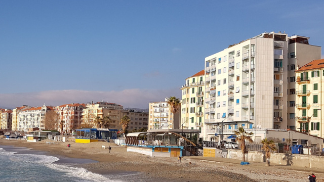 File:Fornaci - spiaggia.jpg - Wikipedia &copy; Creative Commons