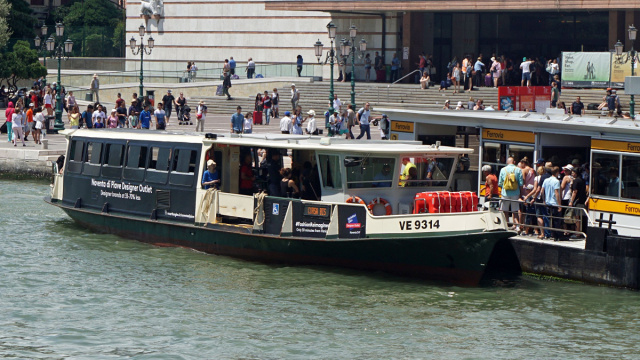 File:Vaporetto stop Stazione di Venezia Santa Lucia 07 2017 4038 ... &copy; Creative Commons