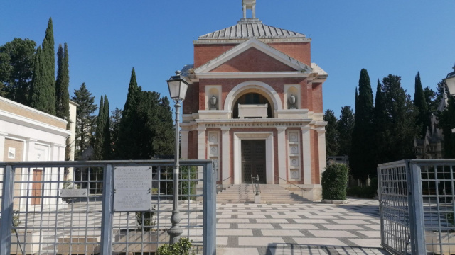Foggia, un'area nel cimitero comunale per i defunti di fede ... &copy; Creative Commons