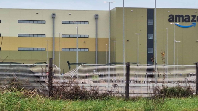 Jesi / Amazon, affissa l'insegna al mega hub operativo entro ... &copy; Creative Commons