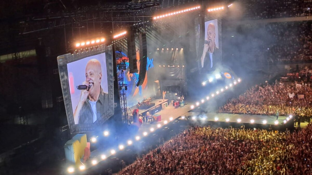 Max Pezzali in concerto al San Nicola di Bari