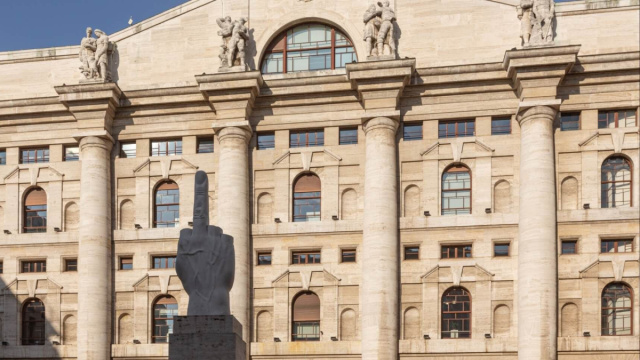 Piazza Affari, la Borsa e&hellip;Cattelan  DOMYA &copy; Creative Commons