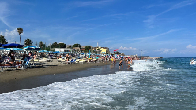 Public Beach of Prolungamento  Provincia di Savona, Italia ... &copy; Creative Commons