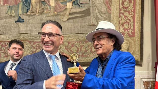 Alessandro Reale di Minori consegna il Timone d'Oro ad AlBano sul ... &copy; Creative Commons