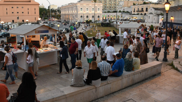Bari, al via la quinta edizione di Lungomare di Libri ... &copy; Creative Commons