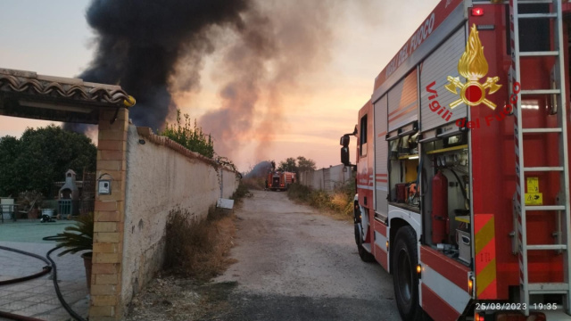 FIAMME IN UN CAMPO DI STERPAGLIE  vigilfuoco.tv &copy; Creative Commons
