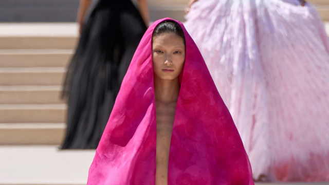 Armonia che lega abiti e persone: la prima sfilata Haute Couture ... &copy; Creative Commons
