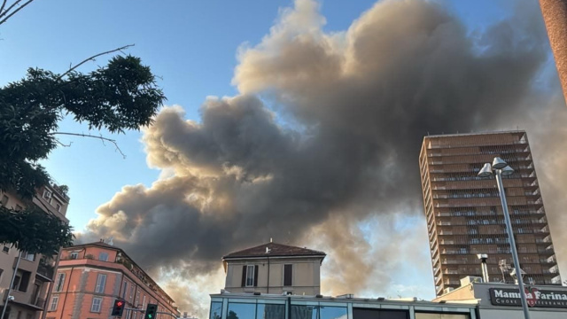 Grosso incendio nel deposito Bartolini in zona Dergano a Milano ... &copy; Creative Commons