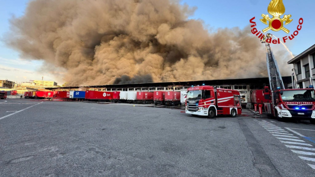 Incendio in un capannone alla Bovisa, alta colonna di fumo ... &copy; Creative Commons