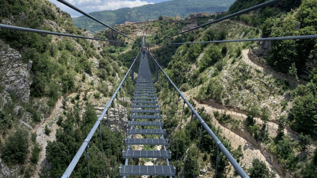 L'EMOZIONE DI ATTRAVERSARE IL PONTE TIBETANO PI&Ugrave; LUNGO DEL MONDO ... &copy; Creative Commons