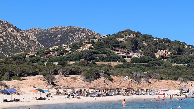 Villasimius, nuovi ombrelloni sulla spiaggia di Porto Sa Ruxi. La ... &copy; Creative Commons