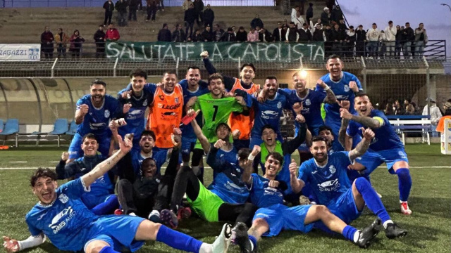 Gli atleti del Cassibile festeggiano insieme ai propri tifosi. Foto tratta dalla pagina Facebook dell'F.C. Cassibile