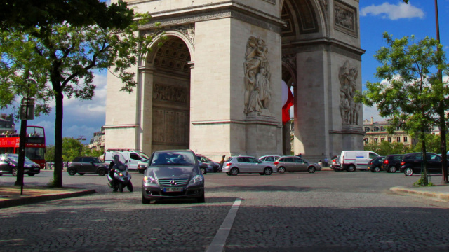 Place Charles-de-Gaulle - Wikipedia &copy; Creative Commons