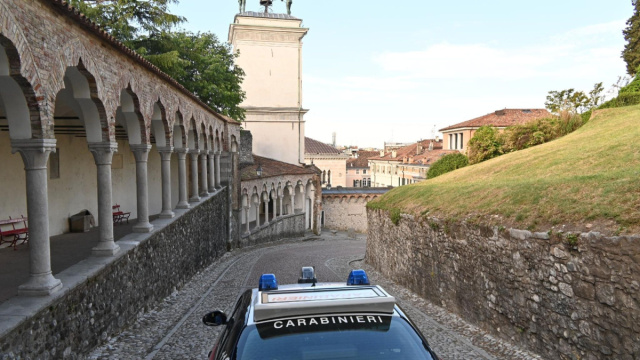 Rompe il finestrino con un sasso per rubare, arrestato a Udine &copy; Creative Commons