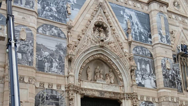 Sul Duomo di Napoli un murale gigantesco: sono i volti e le storie ... &copy; Creative Commons