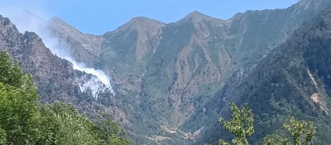 Incendio in Lecchese: fiamme attive da tre settimane sopra Premana