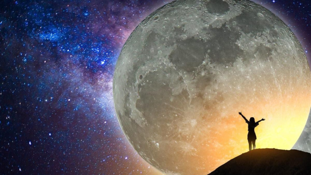 Donna che osserva la luna e le stelle dell'oroscopo &copy; Pixabay