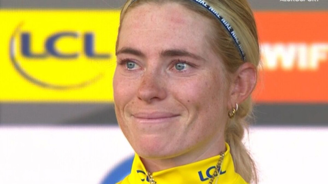 Demi Vollering sul podio del Tour de France - &copy; Screenshot Eurosport