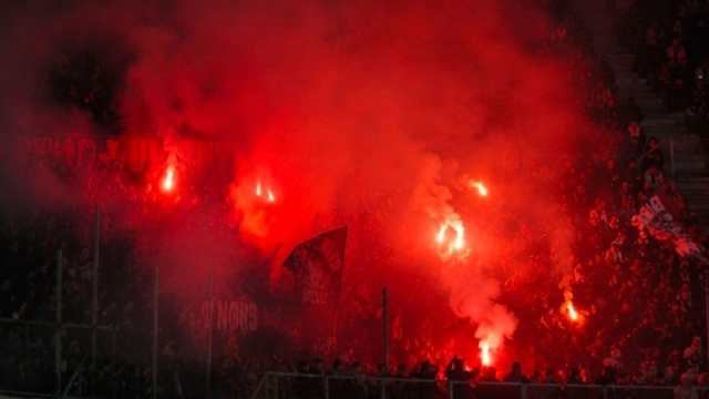 Tifosi con fumogeni @ foto I.A.