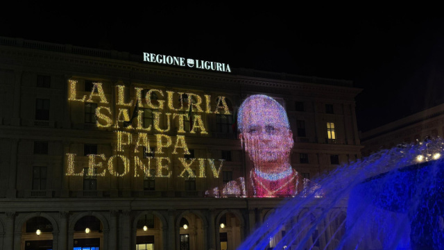 Il palazzo della Regione si illumina per Papa Leone XIV, omaggio a ... &copy; Creative Commons