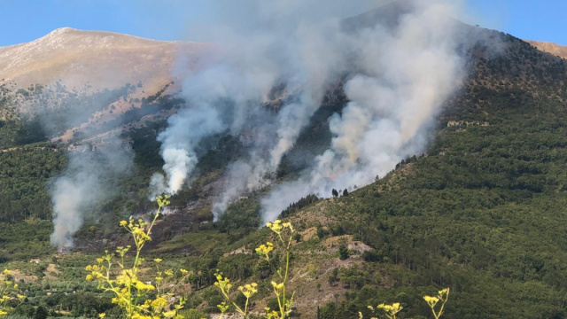 Incendio sulla Dirupata di Morano Calabro: in azione un elicottero ... &copy; Creative Commons