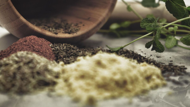 Sfoglia "fantasia" di verdure e salame. Foto pexels.com@