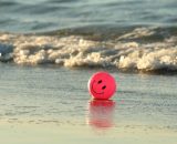 Palla colorata su una spiaggia (&copy;pixabay.com)