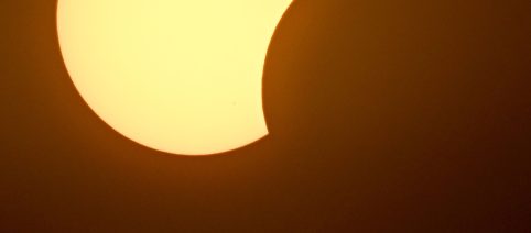 Migliaia di milanesi sul Monte Stella per l'eclissi di Sole