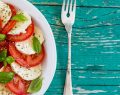 La caprese regina dell'estate: i piatti freddi conquistano la tavola