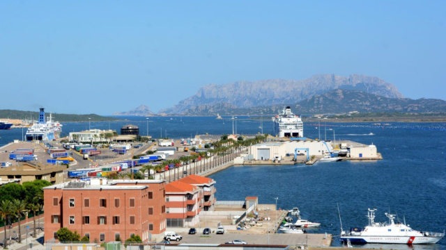 CARICO E SCARICO DELLE IMBARCAZIONI DAL PORTO DI OLBIA - Isola Bianca &copy; Creative Commons