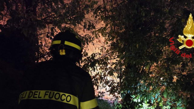 Incendio sul monte Goi a Como, canadair in azione per spegnere le ... &copy; Creative Commons