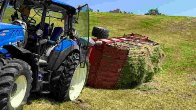Rocambolesco incidente a Rehetobel: Trattore con rimorchio si ribalta &copy; Creative Commons