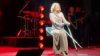 Noemi torna sul palco con le stampelle: 'La musica ci rende più forti'