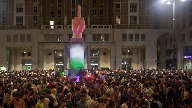 Piazza Affari &ndash; il dito di Cattelan L.O.V.E.  Zero &copy; Creative Commons